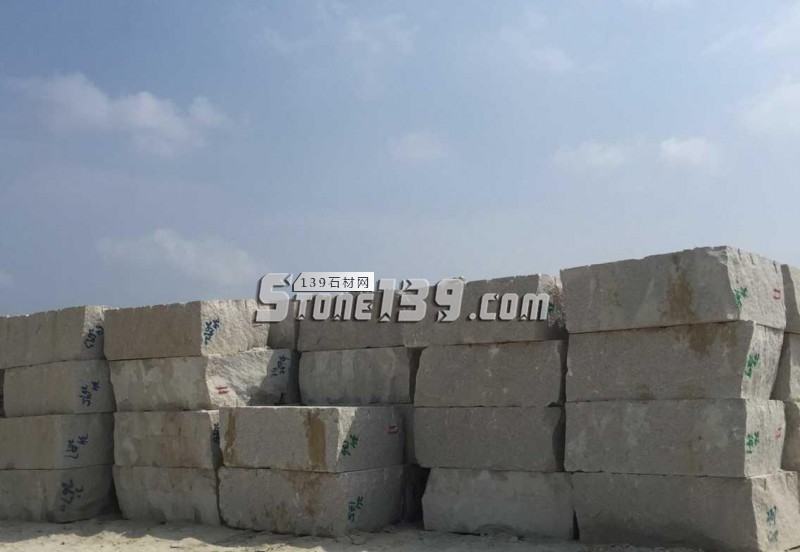 麻石（芝麻白花崗巖）荒料疊放時(shí)應(yīng)注意的問(wèn)題