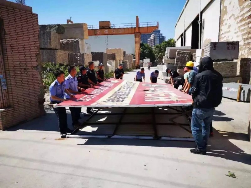 中國(guó)石材基地“福建水頭”路邊違規(guī)廣告牌整治行動(dòng)