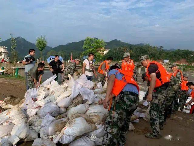 麻城發(fā)生重大塌方險(xiǎn)情！麻城石材人無償運(yùn)送5000方石材荒料進(jìn)行拋石固腳！點(diǎn)贊！