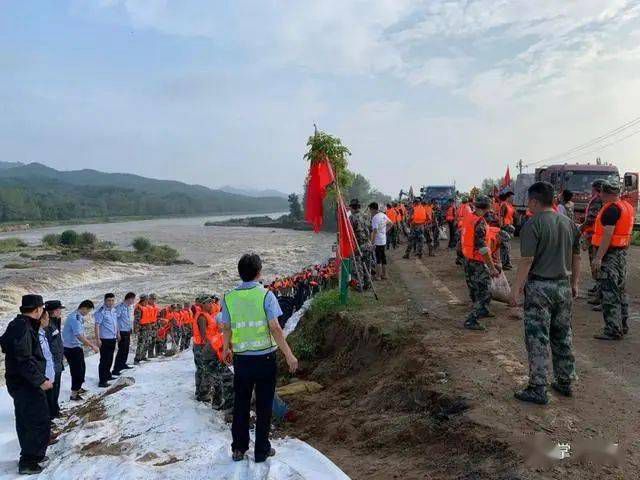 麻城發(fā)生重大塌方險(xiǎn)情！麻城石材人無償運(yùn)送5000方石材荒料進(jìn)行拋石固腳！點(diǎn)贊！