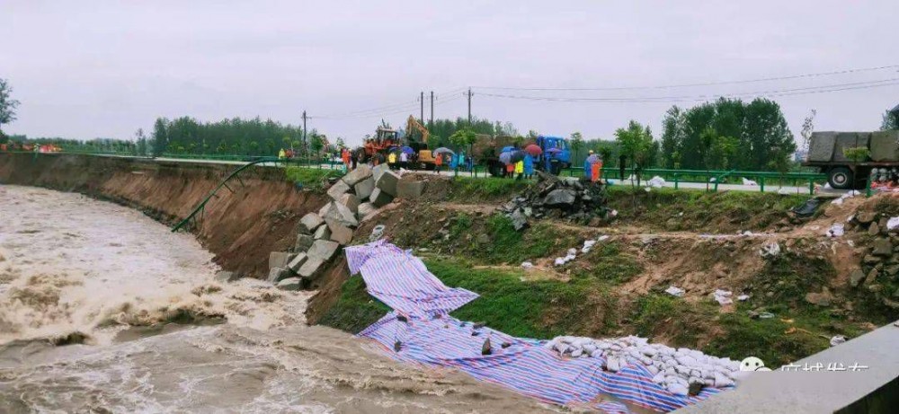 麻城發(fā)生重大塌方險(xiǎn)情！麻城石材人無償運(yùn)送5000方石材荒料進(jìn)行拋石固腳！點(diǎn)贊！