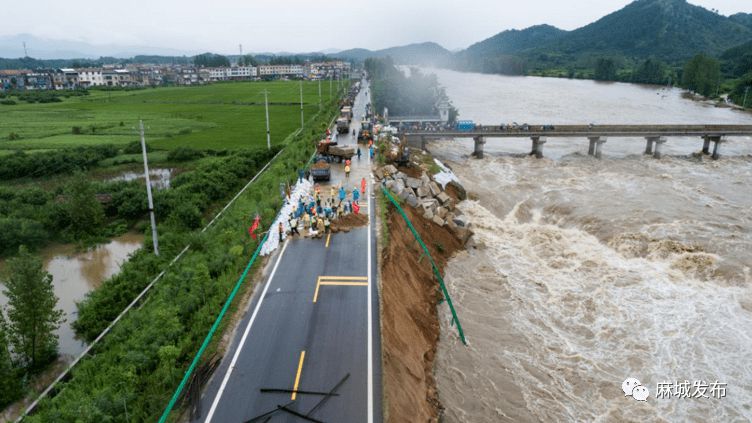 麻城發(fā)生重大塌方險(xiǎn)情！麻城石材人無償運(yùn)送5000方石材荒料進(jìn)行拋石固腳！點(diǎn)贊！