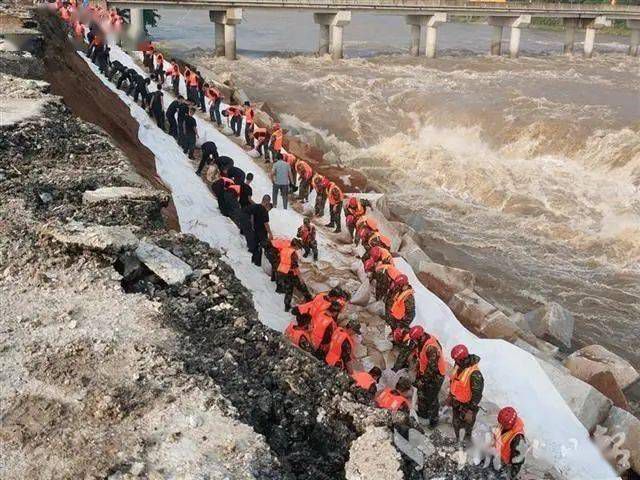 麻城發(fā)生重大塌方險(xiǎn)情！麻城石材人無償運(yùn)送5000方石材荒料進(jìn)行拋石固腳！點(diǎn)贊！