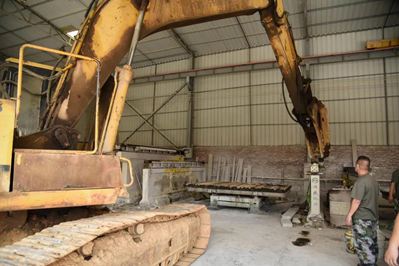 重拳出擊！南安市石井鎮(zhèn)開展石材企業(yè)污染整治行動(dòng)，對(duì)三無石材廠機(jī)臺(tái)進(jìn)行破壞處理