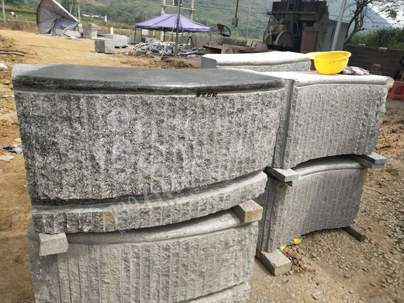 鐘山瑞全石材工藝廠主營鐘山青、路沿石、馬蹄石、欄桿欄板、石球異形、以及石桌等石材家具