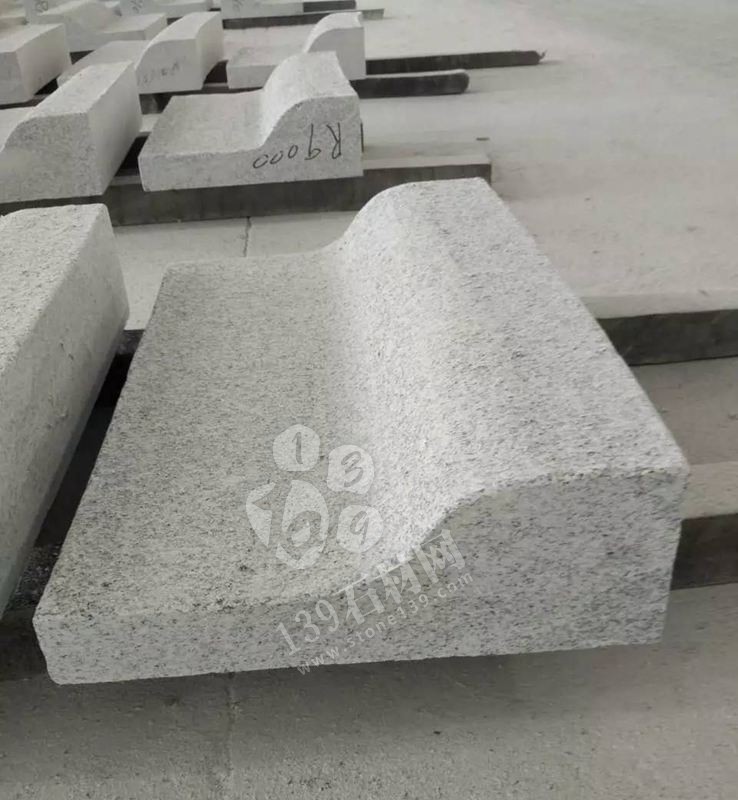 麻城張順利石材廠主要經(jīng)營湖北芝麻白、芙蓉白環(huán)境石，地鋪石，路延石，小方石